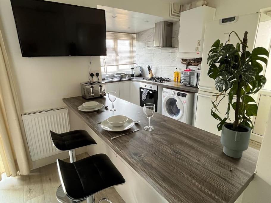 Modern 4-Bed House With Garden & Parking Villa โคเวนทรี ภายนอก รูปภาพ